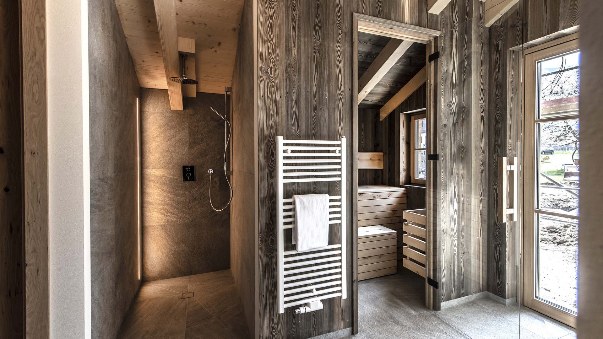 Chalet in Südtirol mit Sauna gesucht? Modernes Badezimmer mit Holzsauna und offener Dusche