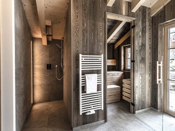 Chalet with a sauna and so much more: Kessler’s Modern bathroom with wooden sauna and open shower