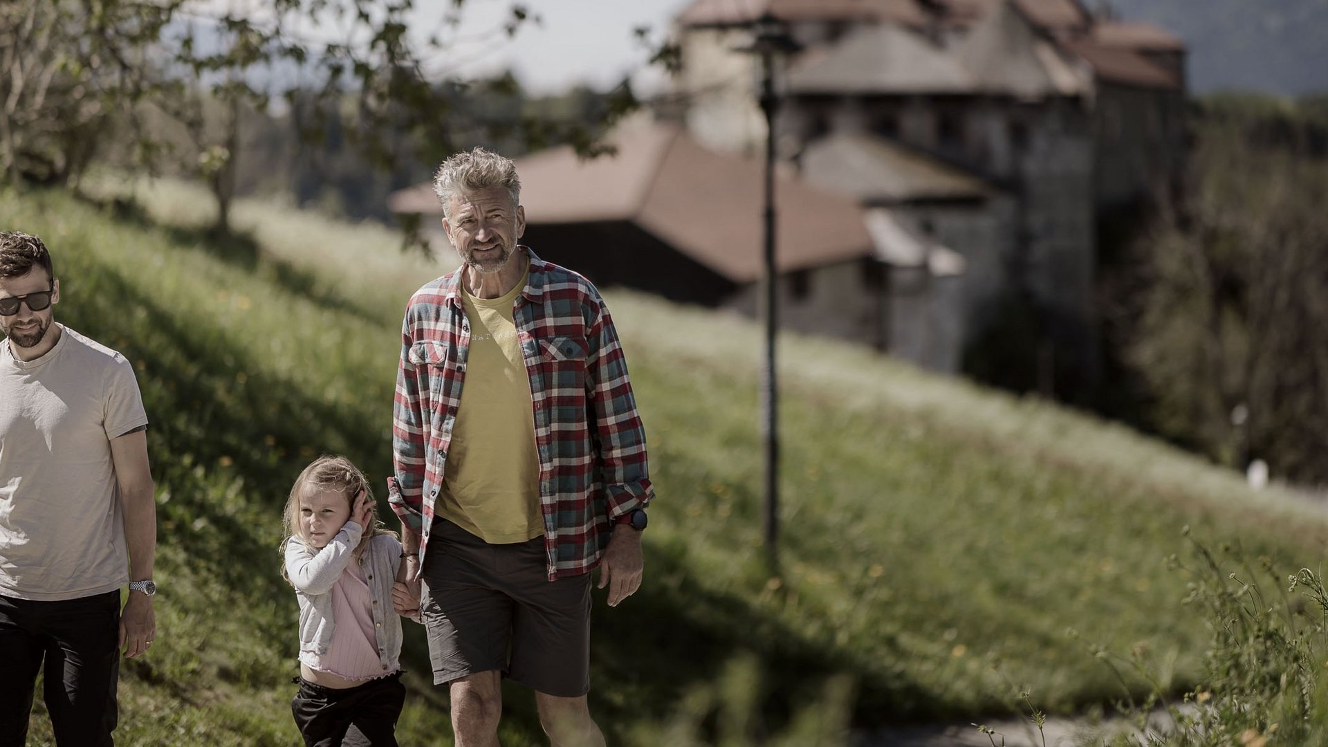 Holiday with a dog in South Tyrol: Kessler’s! Three generations walking in nature with house and mountains in background
