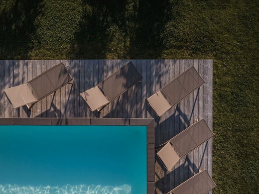 Für Familien Vista aerea di una piscina con sdraio e prato