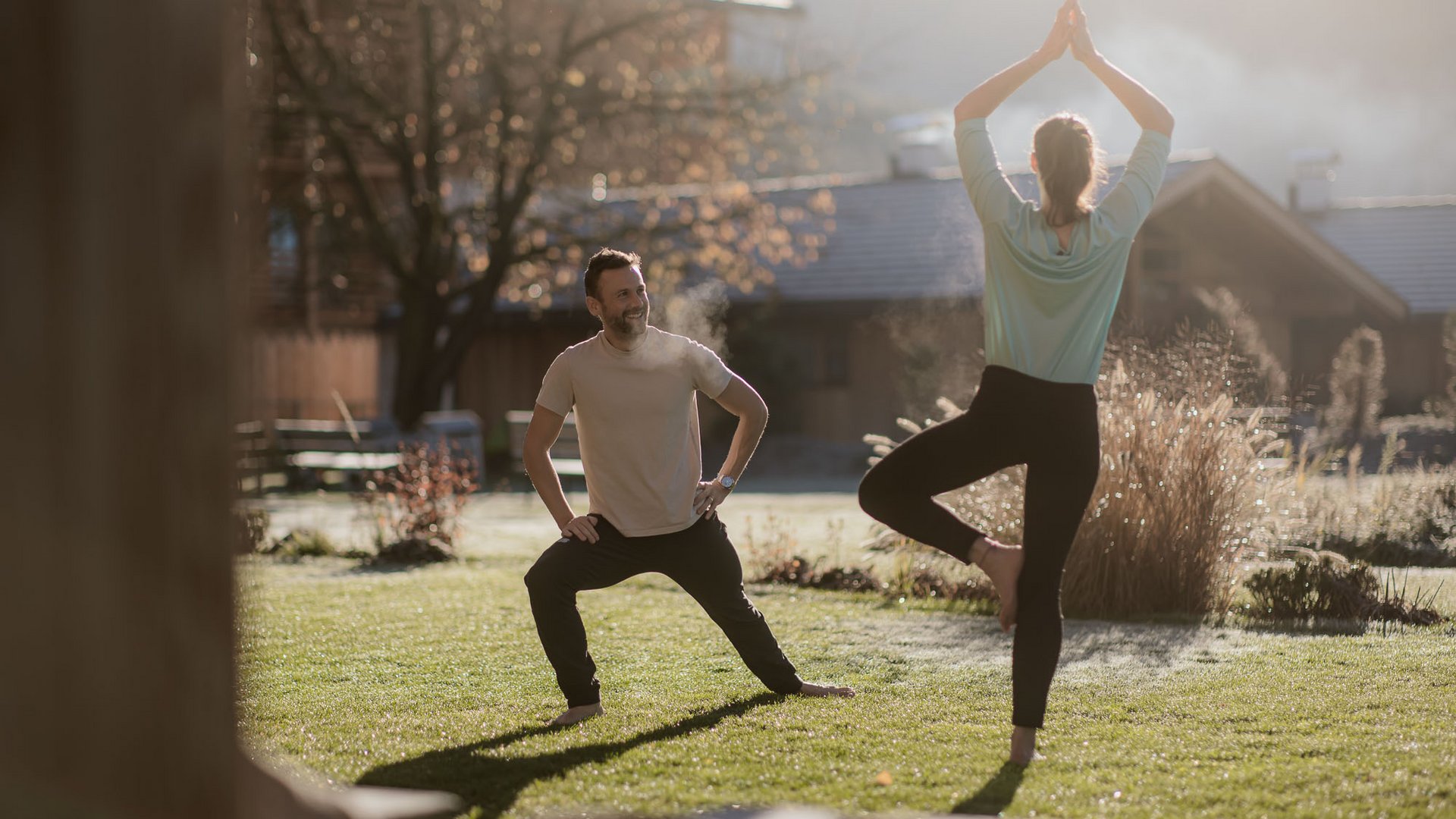 Chalet mit Sauna und noch mehr: Kessler’s Mann und Frau machen Yoga und Dehnübungen im Garten am Morgen