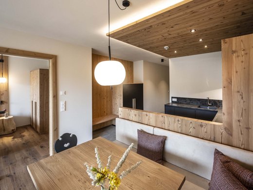 Vacanze in fattoria? Kessler’s Mountain Lodge! Appartamento moderno con soffitto in legno, tavolo da pranzo e cucina adiacente