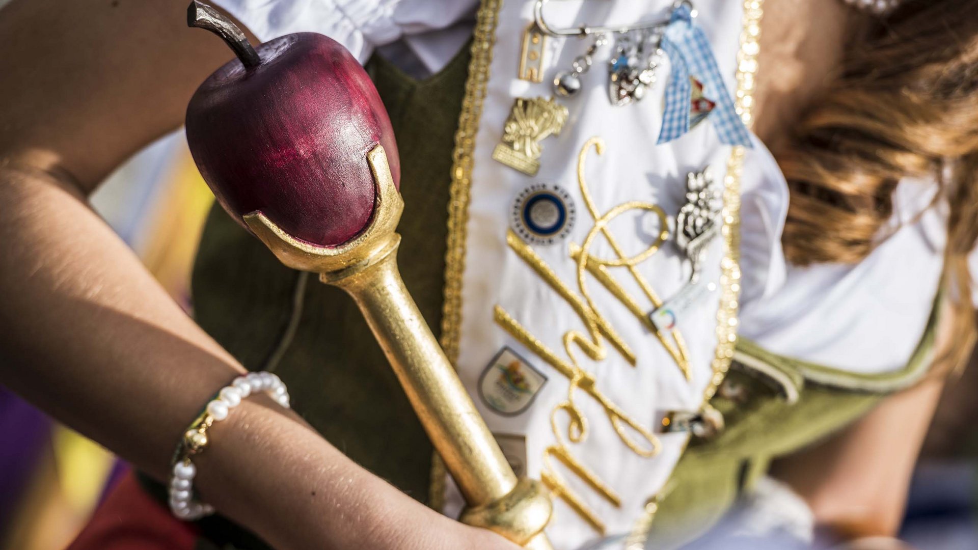 Urlaub nahe Brixen voller Überraschungen traditioneller apfelzepter mit goldenen details in den händen einer person