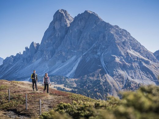 Urlaub nahe Brixen voller Überraschungen Zwei Wanderer auf Bergpfad mit großer Bergkulisse im Hintergrund