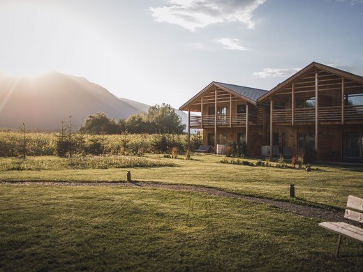Chalet with a sauna and so much more: Kessler’s Wooden house in sunny landscape with mountains and grassy field
