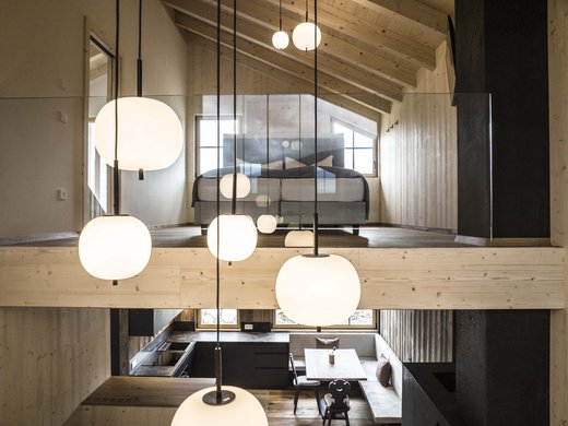 Bontà locali e di stagione al Klessler’s Casa moderna in legno con camera da letto al piano superiore e cucina aperta al piano inferiore