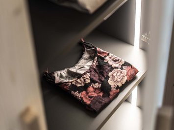 Chalet with a sauna and so much more: Kessler’s Folded shirts on illuminated grey shelves