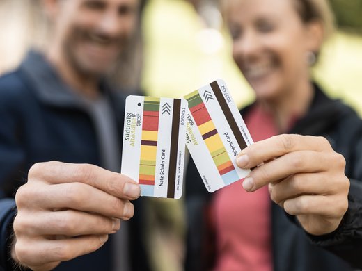 Gästekarte Natz Schabs Zwei Personen zeigen Südtirol Alto Adige Guestcards in der Hand