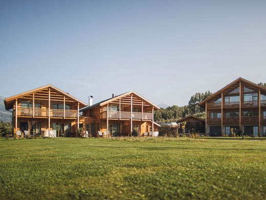Your holiday apartment in Natz-Schabs: Kessler’s! Three modern wooden houses with large balconies in front of a large green lawn