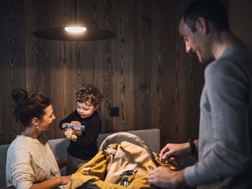 Bontà locali e di stagione al Klessler’s Famiglia che sistema insieme il cibo in cucina dal design caldo in legno