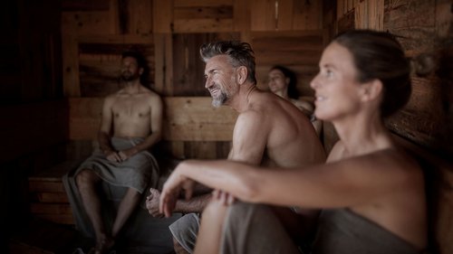 Emozioni in malga nell'appartamento 7=6 Quattro persone rilassate in una sauna di legno
