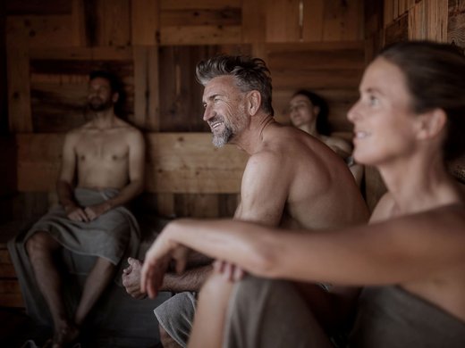 Chalet in Südtirol mit Sauna gesucht? Vier Personen entspannen in einem Holzsauna-Raum