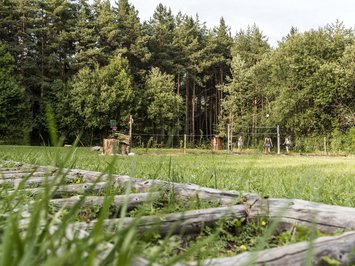 Ferienwohnung in Natz mit dem gewissen Etwas Spieler spielen Volleyball auf einem Feld vor einem Wald