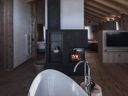 Luxury chalet in South Tyrol: welcome to Kessler’s! Modern living space with freestanding bathtub and fireplace under wooden beams