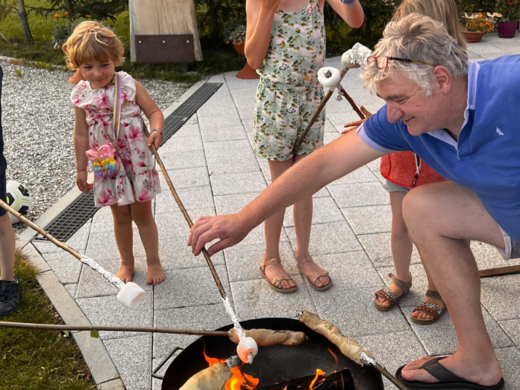 Für Familien Famiglia arrostisce marshmallow e pane sul fuoco all'aperto