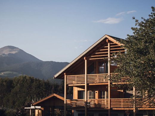 Chalet with a sauna and so much more: Kessler’s Wooden house with mountain view and clear blue sky
