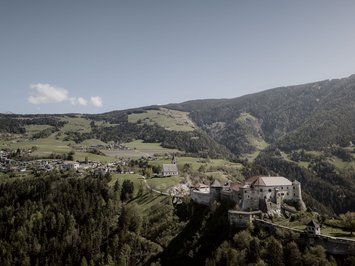 Holiday with a dog in South Tyrol: Kessler’s! Castle and church in a green mountain valley under a clear sky