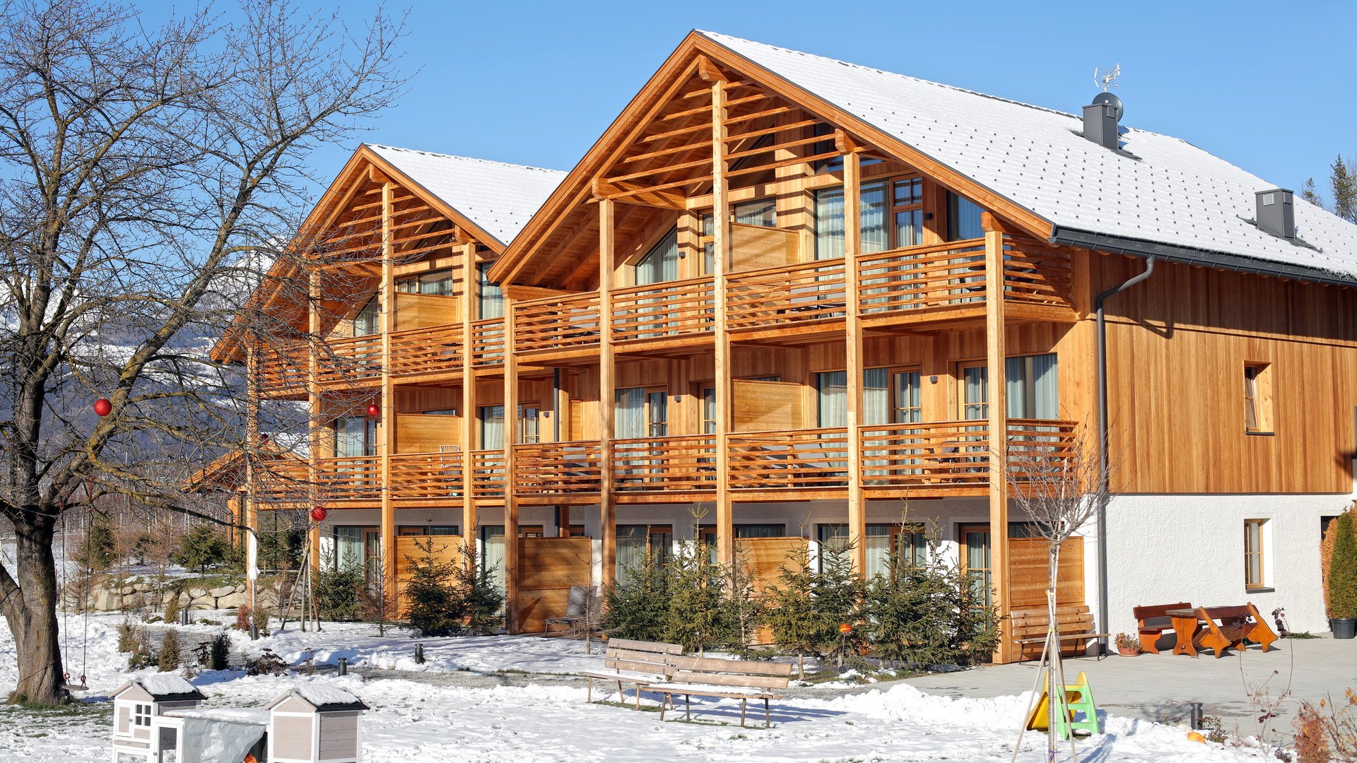 Ferienwohnung in Natz mit dem gewissen Etwas Holzhaus mit schneebedecktem Dach und Garten im Winter