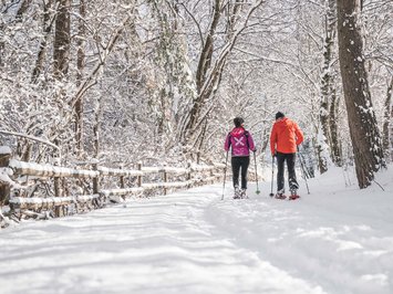 Agriturismo a Bressanone: vacanze invernali Due persone che fanno racchette da neve su un sentiero innevato