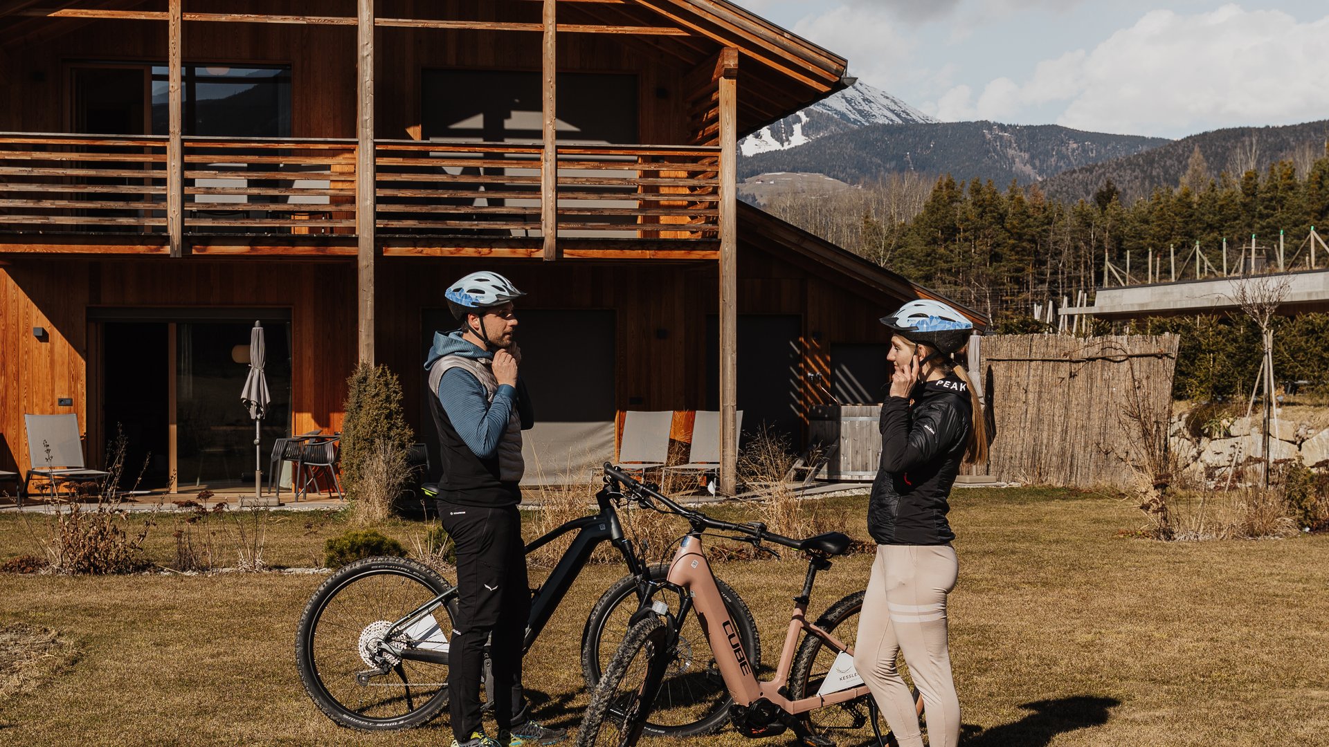 Urlaub nahe Brixen voller Überraschungen Zwei Radfahrer mit Helmen vor einem Holzhaus in den Bergen