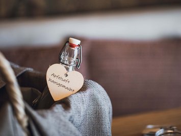 Vacanze in fattoria? Kessler’s Mountain Lodge! Bottiglia con etichetta scritta a mano succo di mela fatto in casa nel cesto