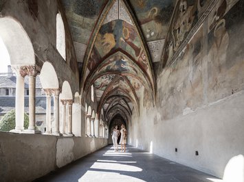 Urlaub mit Hund in Südtirol: Kessler’s! Historischer Kreuzgang mit bemalten Gewölbedecken und zwei Frauen beim Betrachten