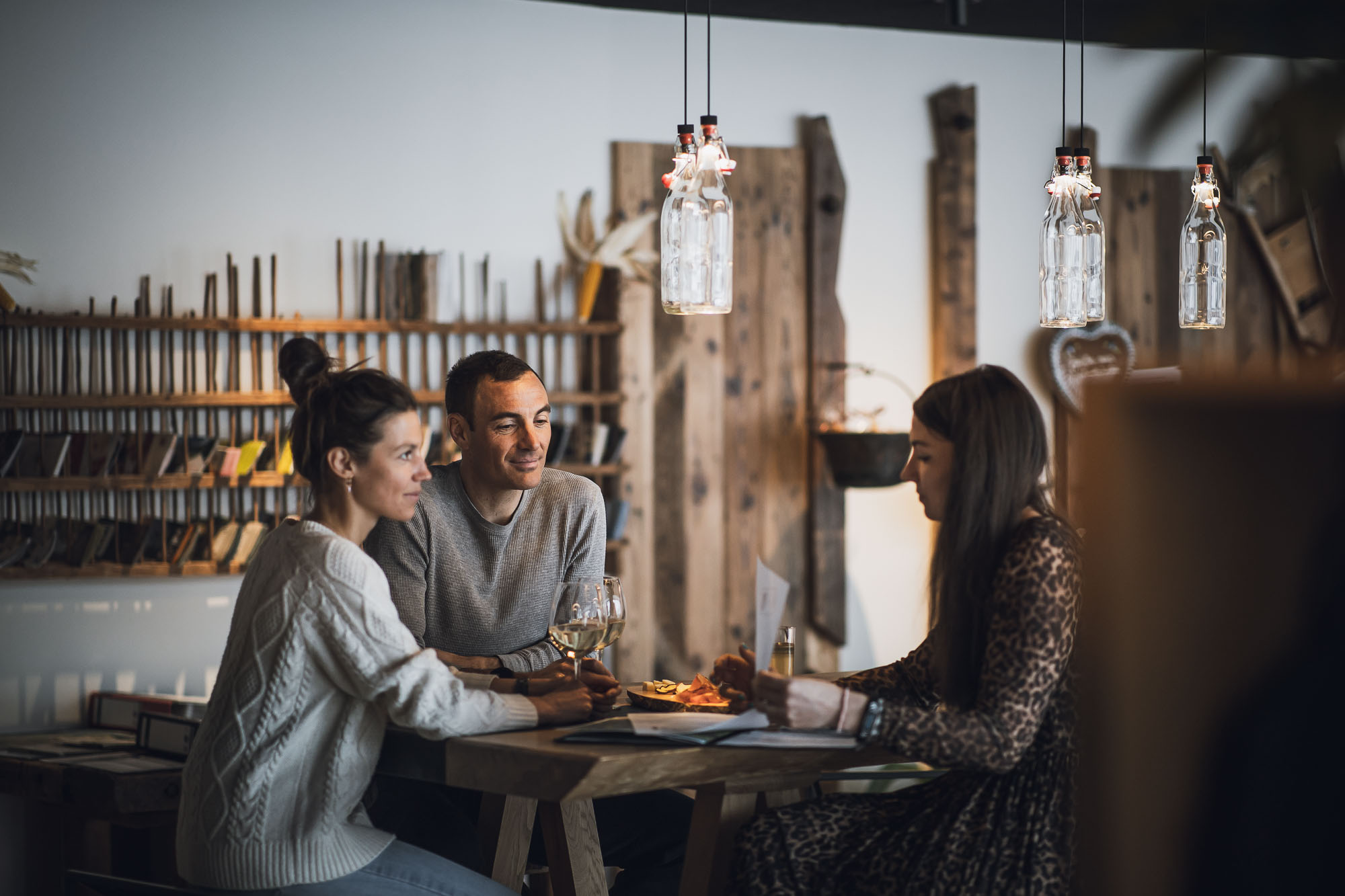 Karriere bei Kessler's Drei Personen sitzen an einem Holztisch in gemütlichem Restaurant